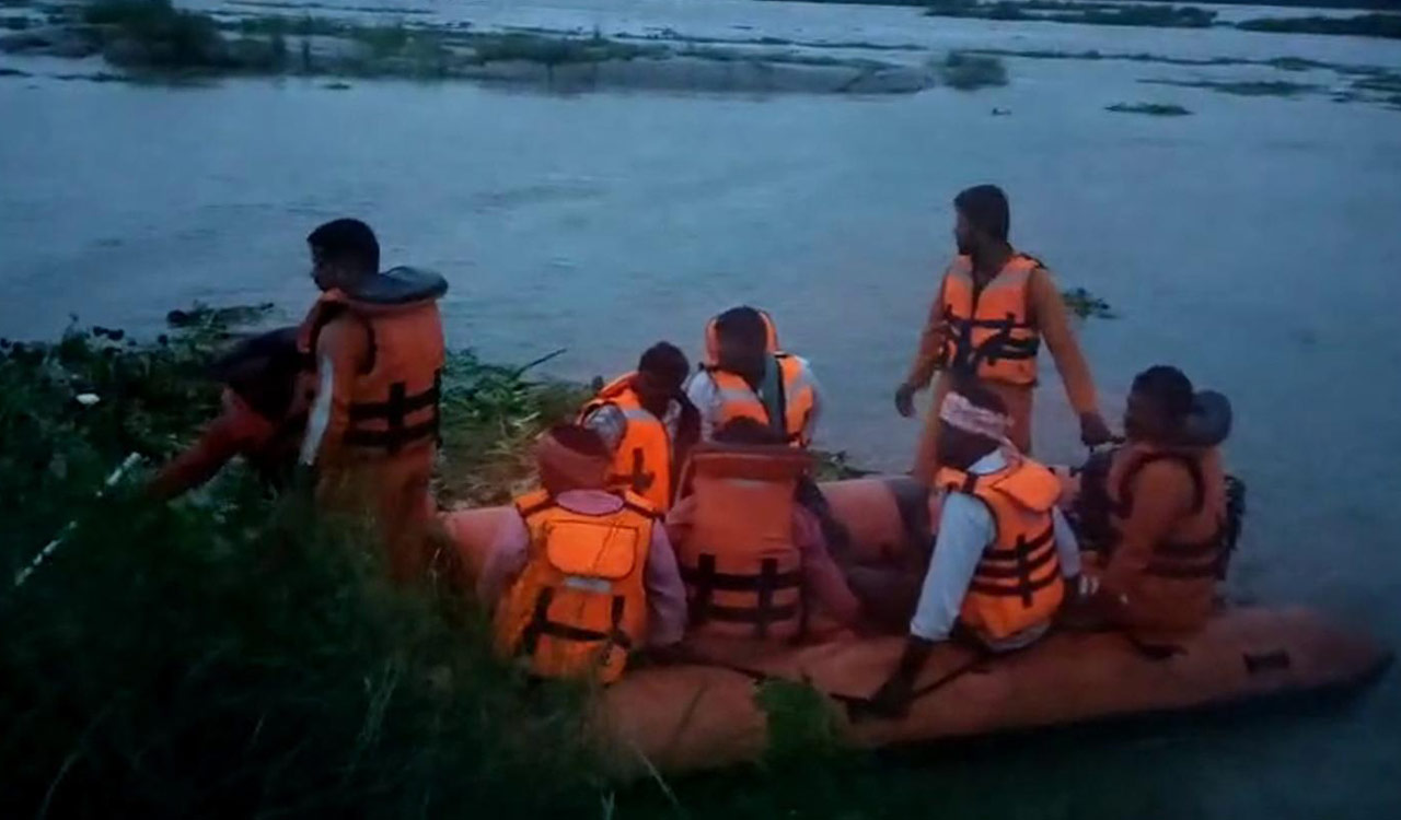 NDRF team rescues five cowherds stranded in Munneru stream in Khammam