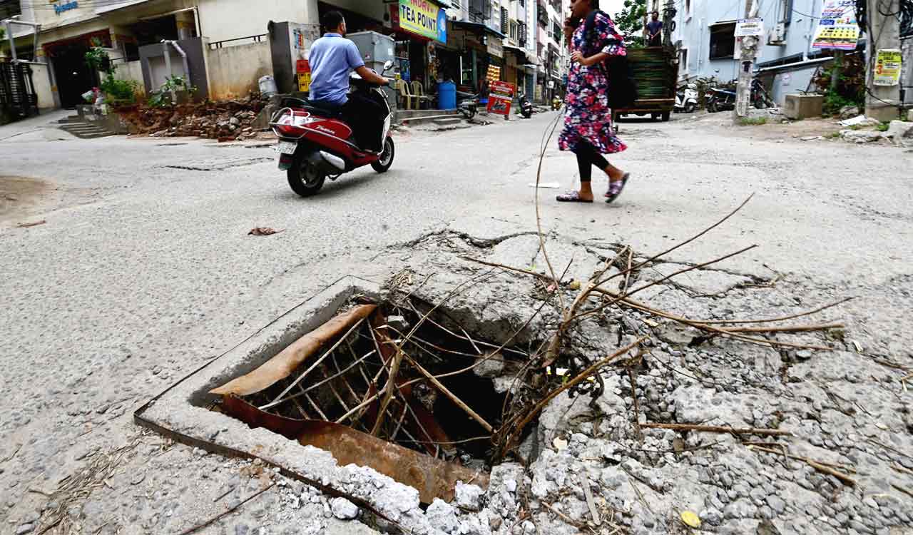 Open manholes on Hyderabad roads endanger commuters, civic apathy blamed