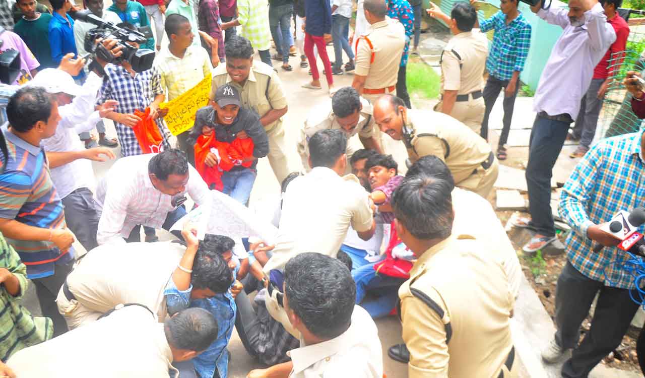 PDSU lays siege to Bhatti, Thummala offices over Rs. 8,200 crore student dues