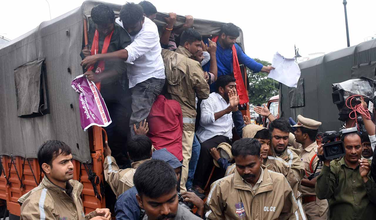 Hyderabad: Tensions flare up at Secretariat as students protest over pending issues in education sector