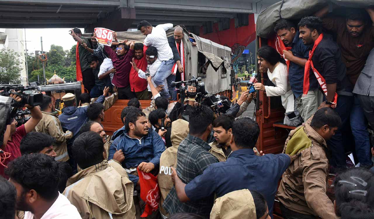 Hyderabad: Tensions flare up at Secretariat as students protest over pending issues in education sector