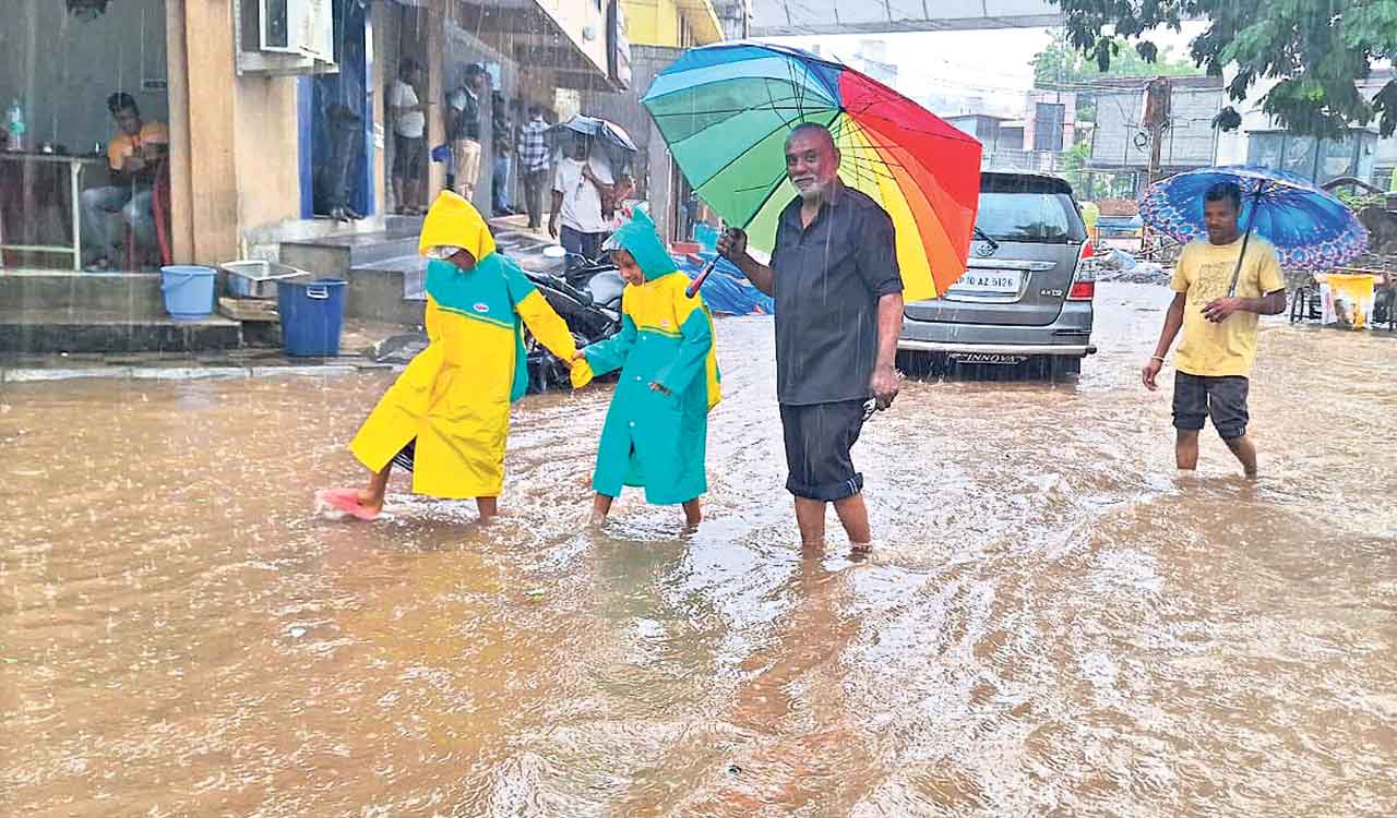 Two days of heavy showers leave Hyderabad under water