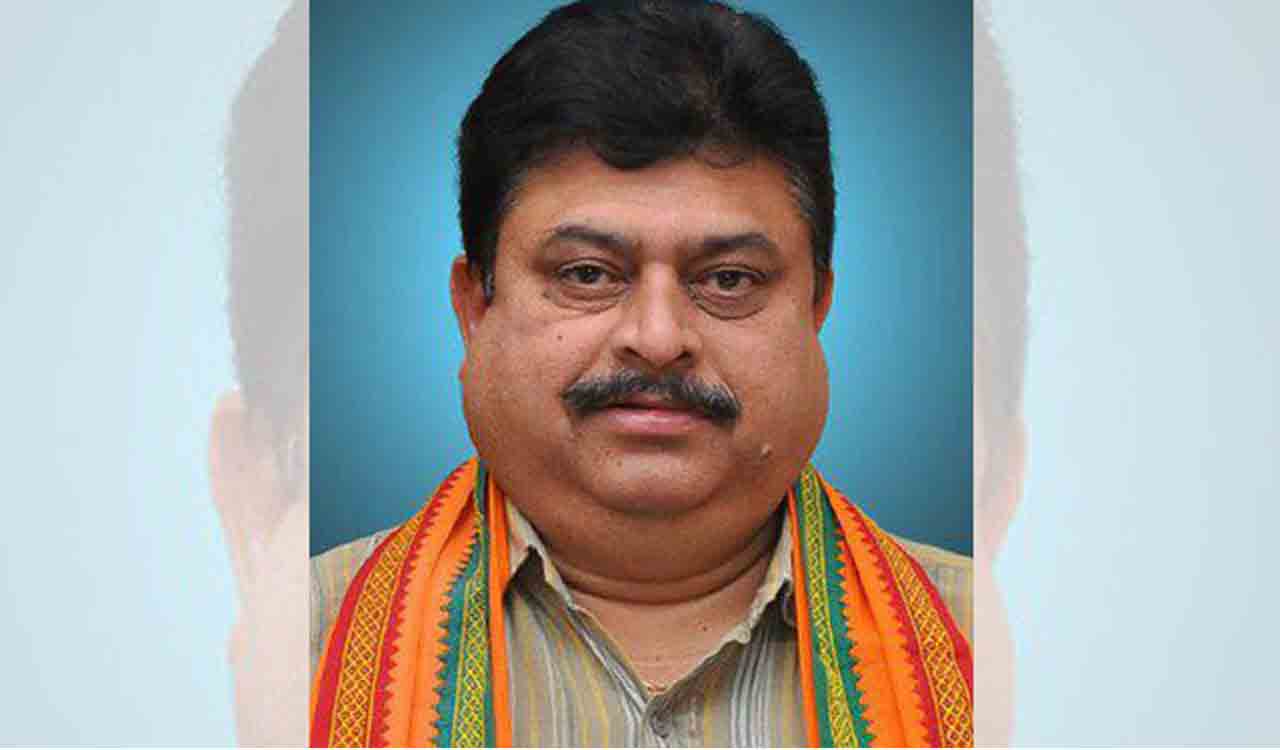 Khammam, Nalgonda Congress leaders stopping CM from doing duty, says BJP chief