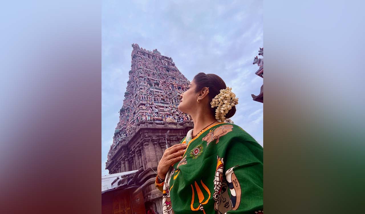 Raveena Tandon seeks blessings at Meenakshi Amman Temple