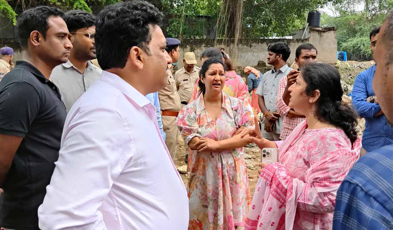 Hyderabad: SCB CEO gheraoed by Patny Nagar residents, blame Hydraa for deluge in their locality