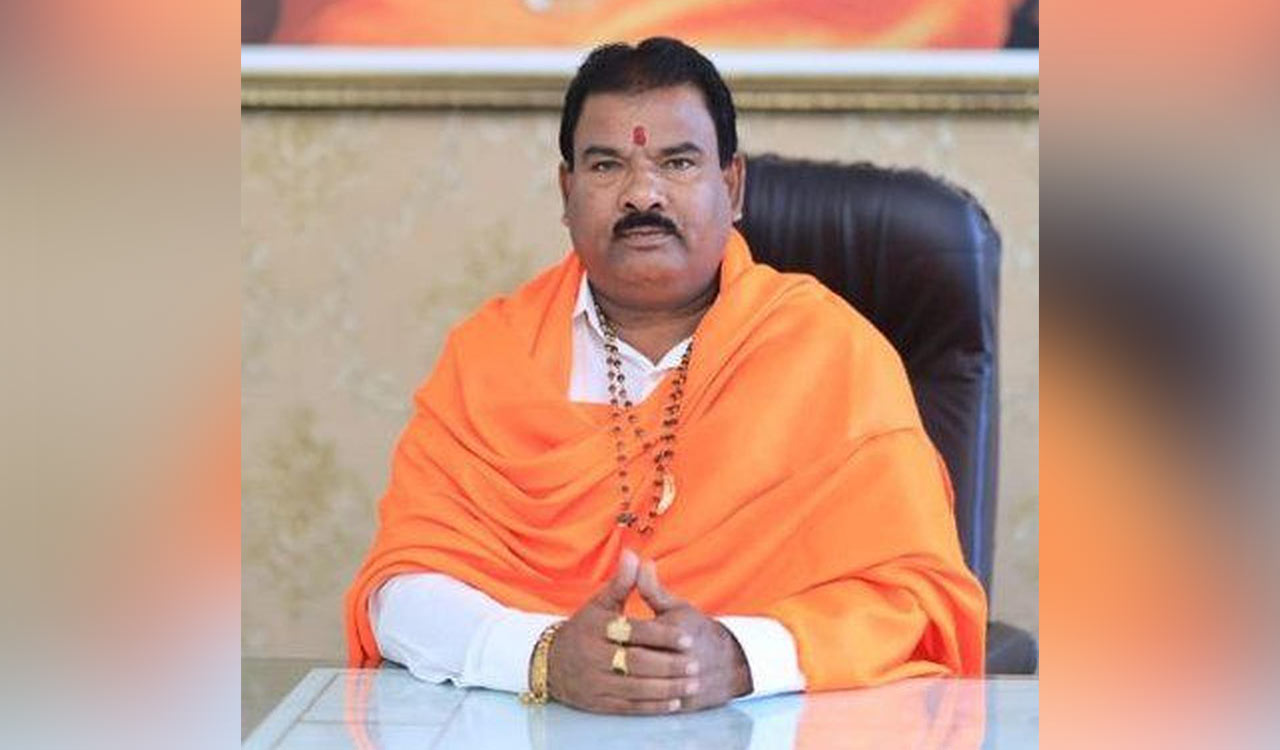 Shiv Sena MLA Sanjay Gaikwad slaps canteen staff in Mumbai over stale food