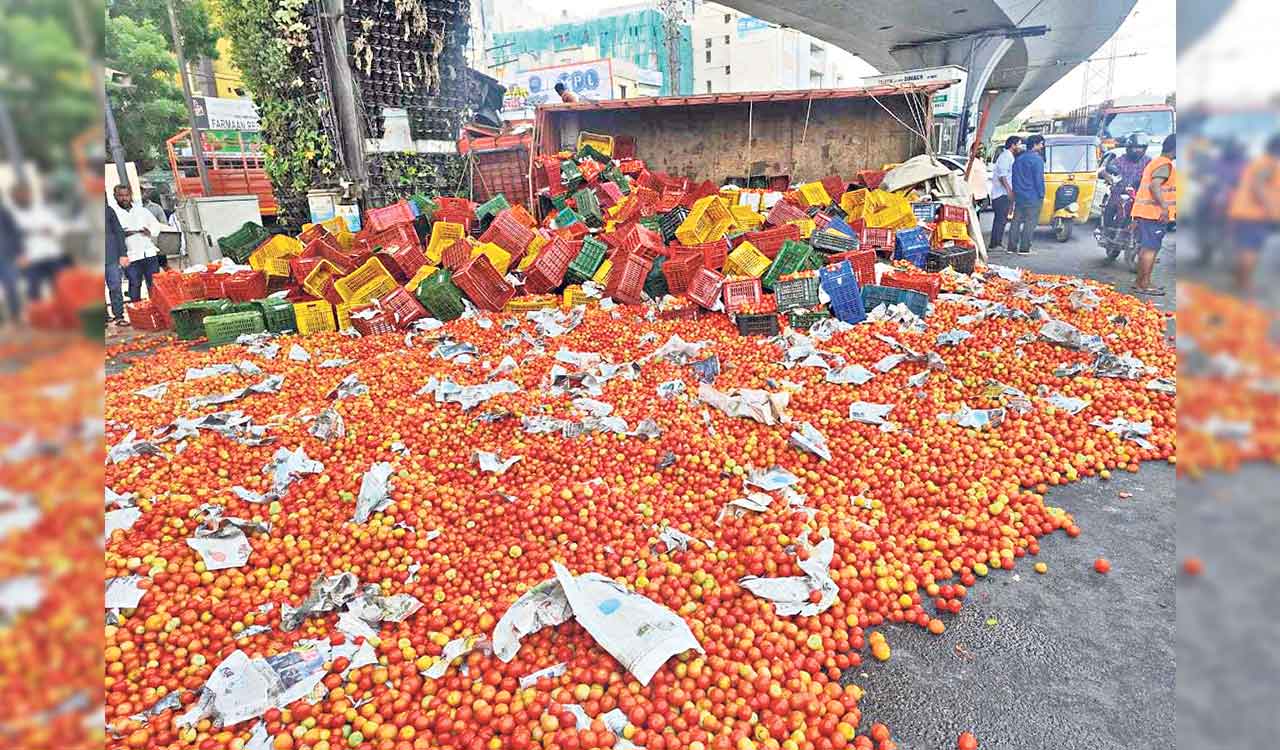 Tomato-laden truck overturns in Hyderabad’s Attapur
