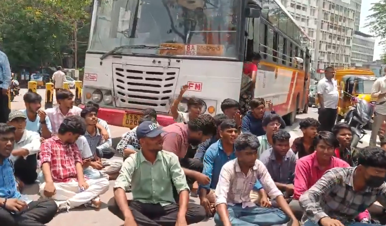 Hyderabad: Nizam College students protest for hostel; traffic comes to standstill