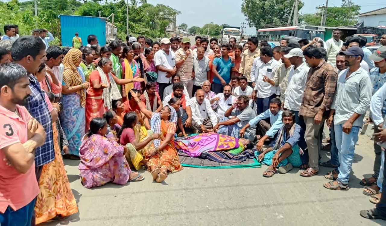 Woman electrocuted in Khammam; Villagers stage protest, demand compensation