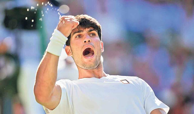 sports wimbledon 2025 alcaraz sweats it out to beat fognini in five sets on the opening day