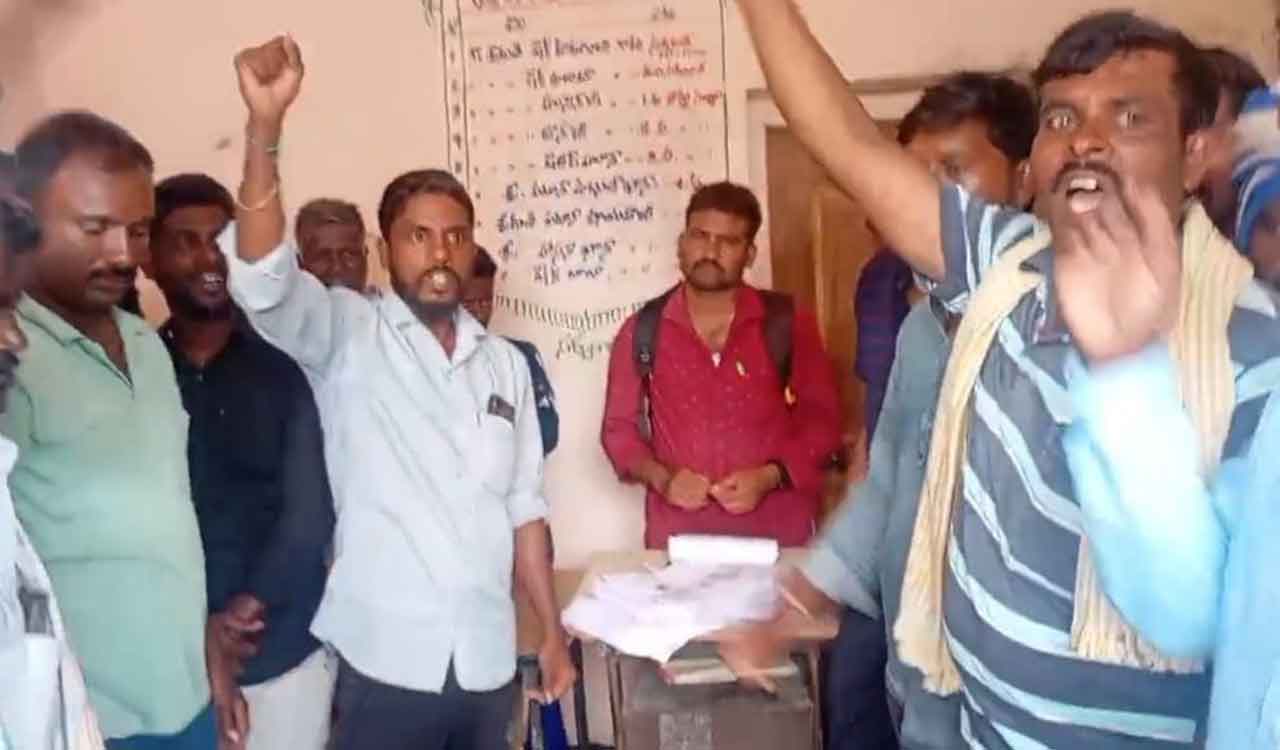 Farmers protest black marketing of urea in Telangana’s Siddipet