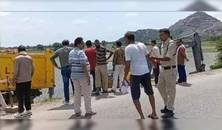 Farmer halts NH-563 work in Telangana's Karimnagar over compensation dispute