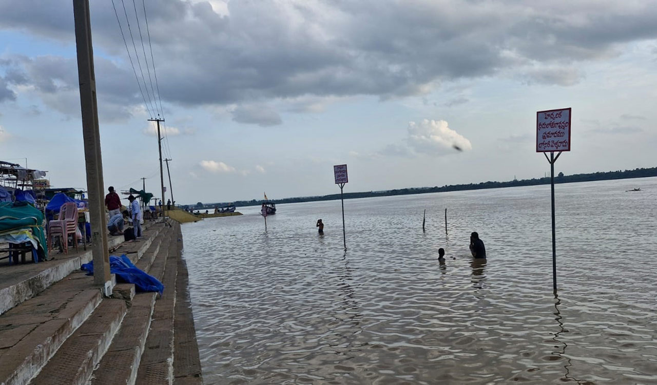 Telangana: Godavari rising slowly at Bhadrachalam