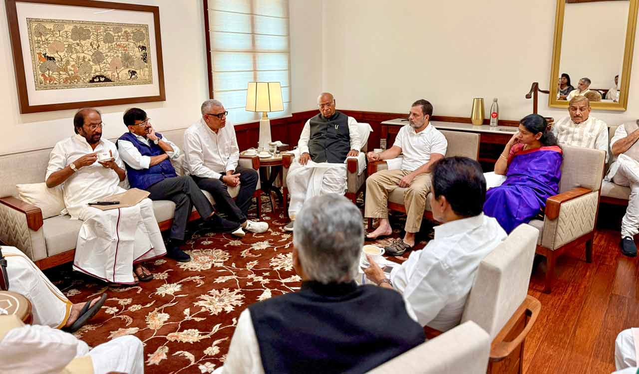 Sonia, Kharge, Rahul, Akhilesh join opposition leaders in protest against SIR