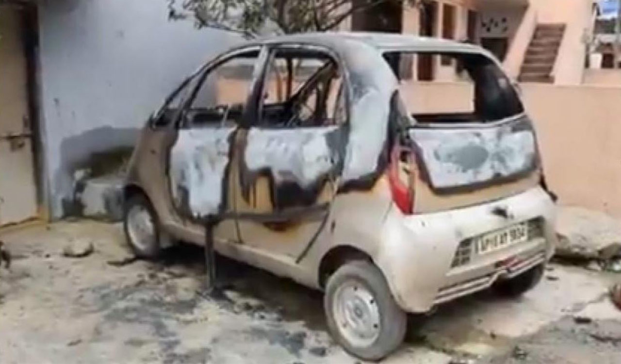 Hyderabad: Intoxicated man goes on a rampage in Jeedimetla, sets vehicle on fire