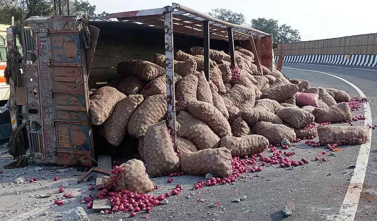 Traffic comes to a halt after onion truck overturns at Punjagutta