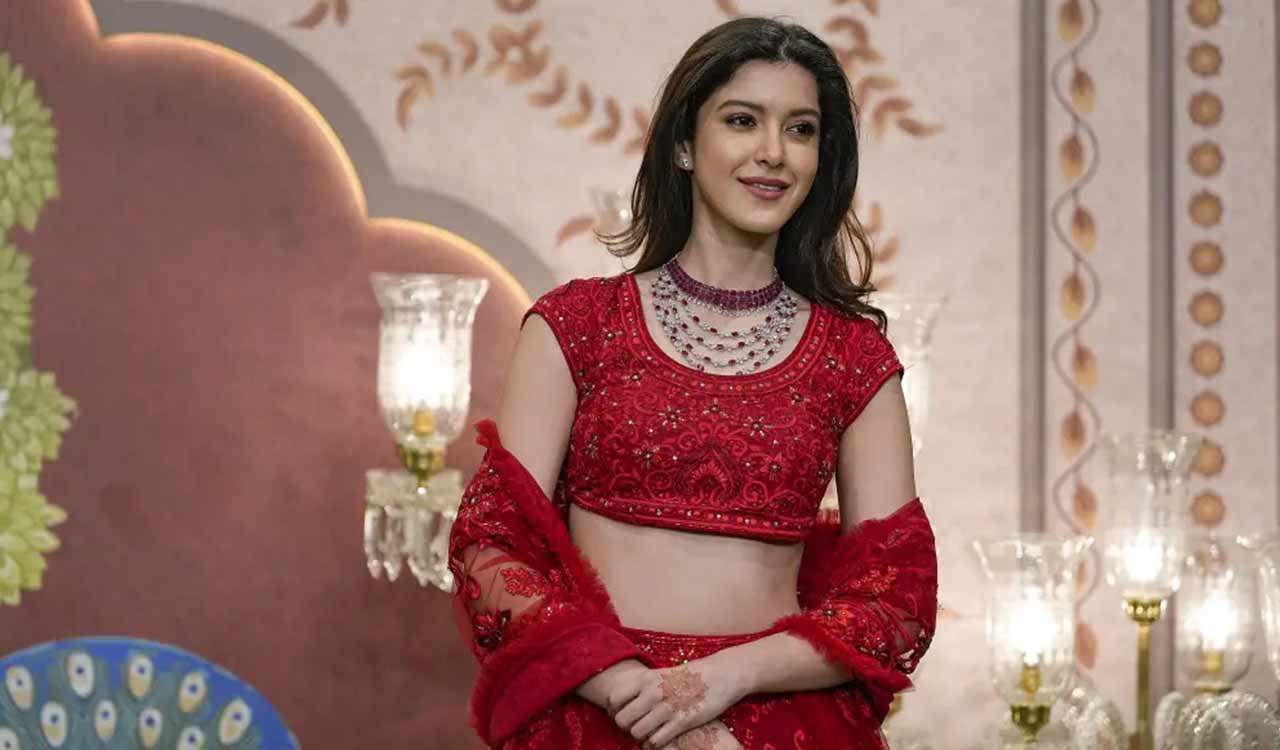 Shanaya Kapoor shares how Vikrant Massey made her feel ‘comfortable and equal’ on set