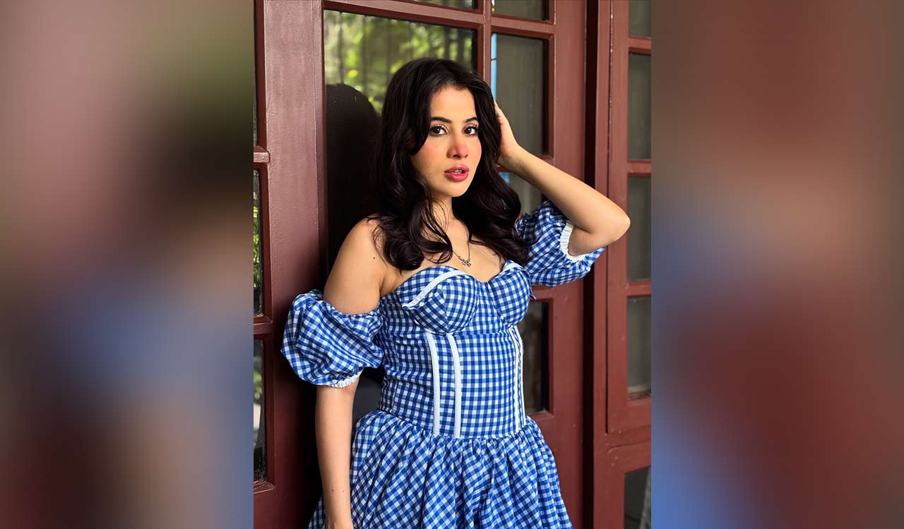 Uorfi Javed shuts down trolls, shows face without fillers