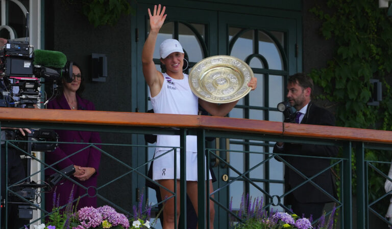 sports iga swiatek defeats amanda anisimova 6 0 6 0 to win her first wimbledon title