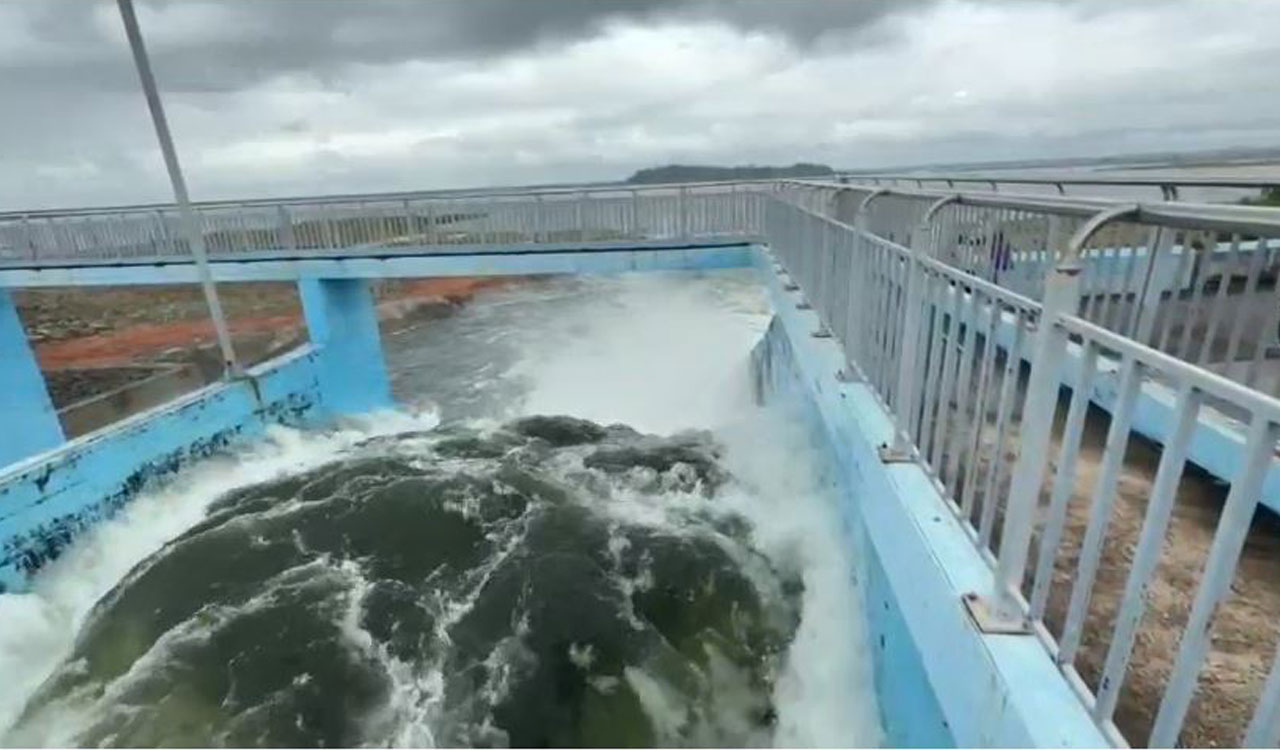 Watch: Pumping begins into Ranganayaka Sagar after Harish Rao’s warning