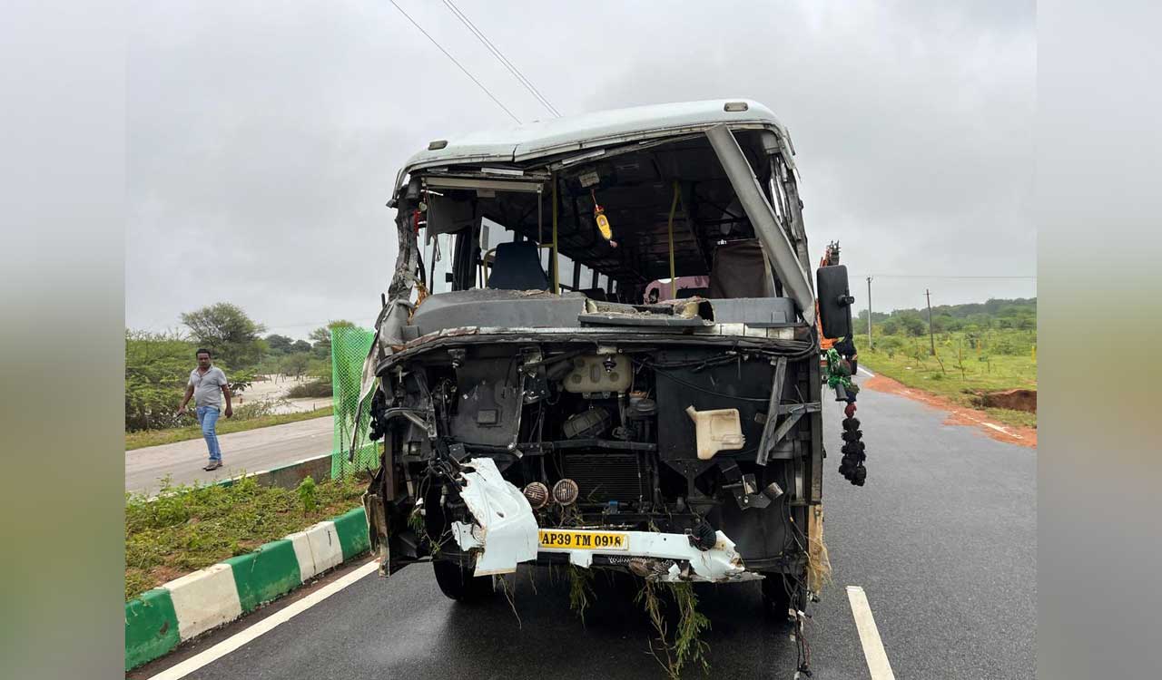 Watch: Heavy rains lash Jadcherla and Mahabubnagar, private bus narrowly escapes mishap
