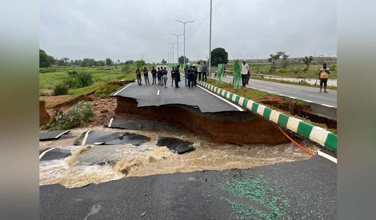 Watch: Heavy rains lash Jadcherla and Mahabubnagar, private bus narrowly escapes mishap
