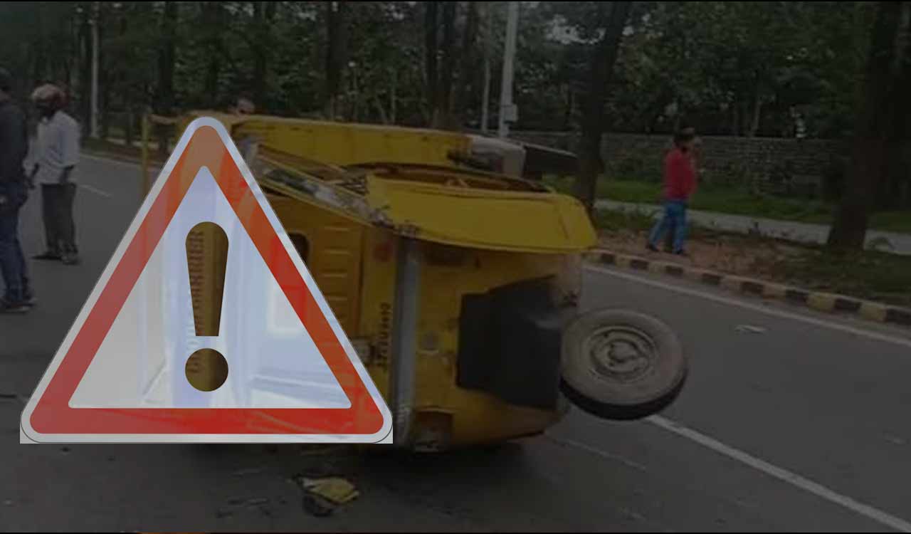 Six students injured as auto-rickshaw overturns in Mancherial