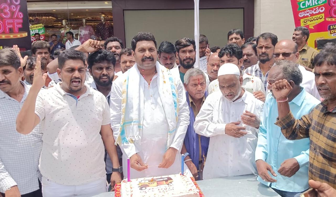 Auto-rickshaw drivers reel under crisis due to Mahalaxmi scheme