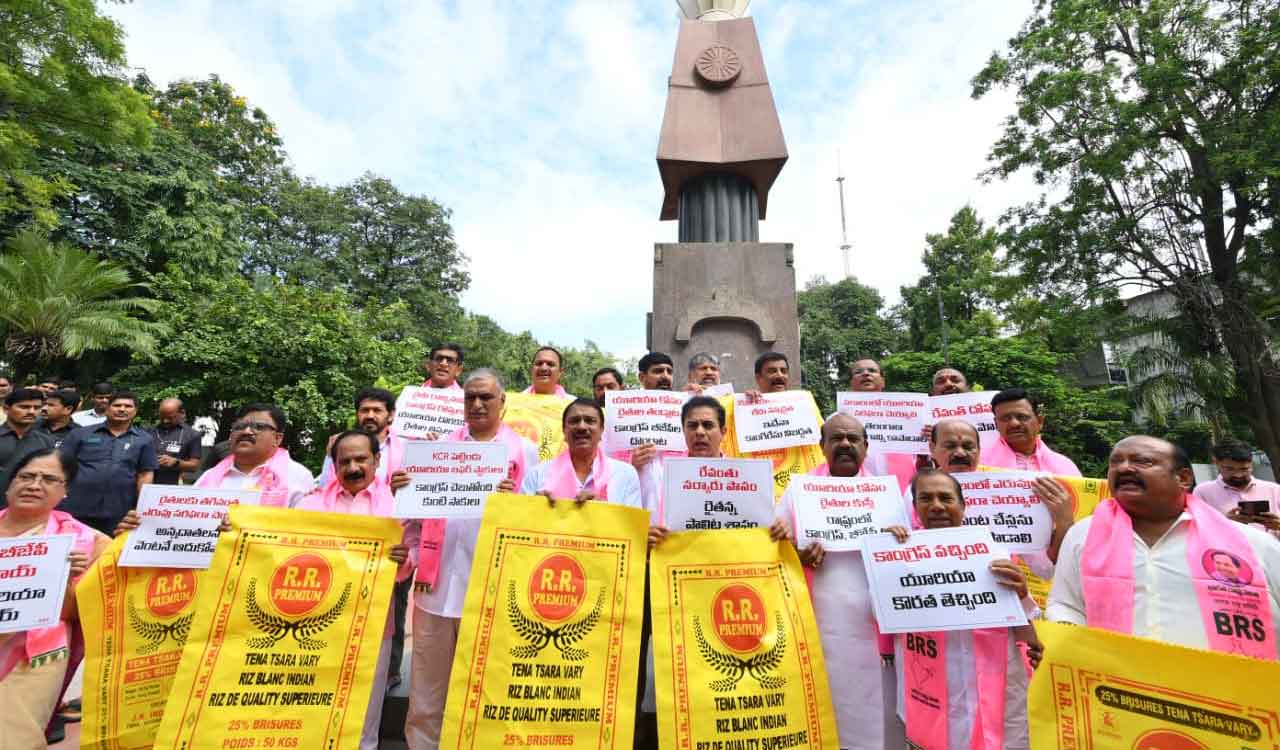 BRS stages protest with empty urea bags at Gun Park, blames Congress for fertiliser crisis