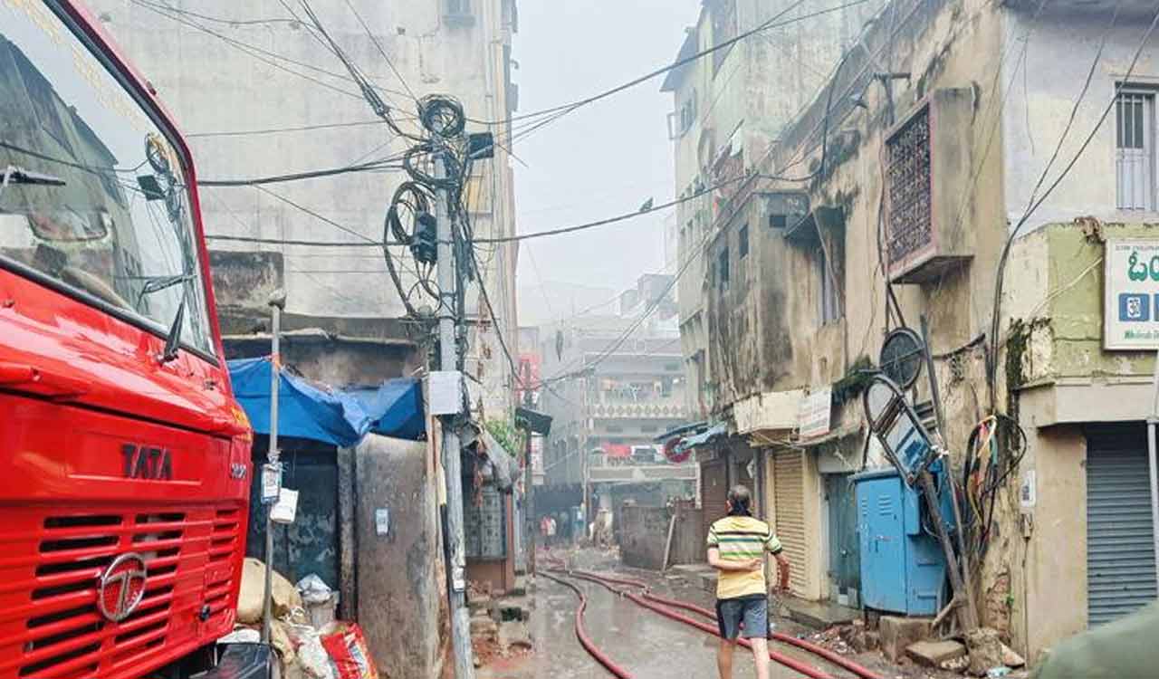 Karnataka: One dead, several feared trapped in massive fire near KR Market