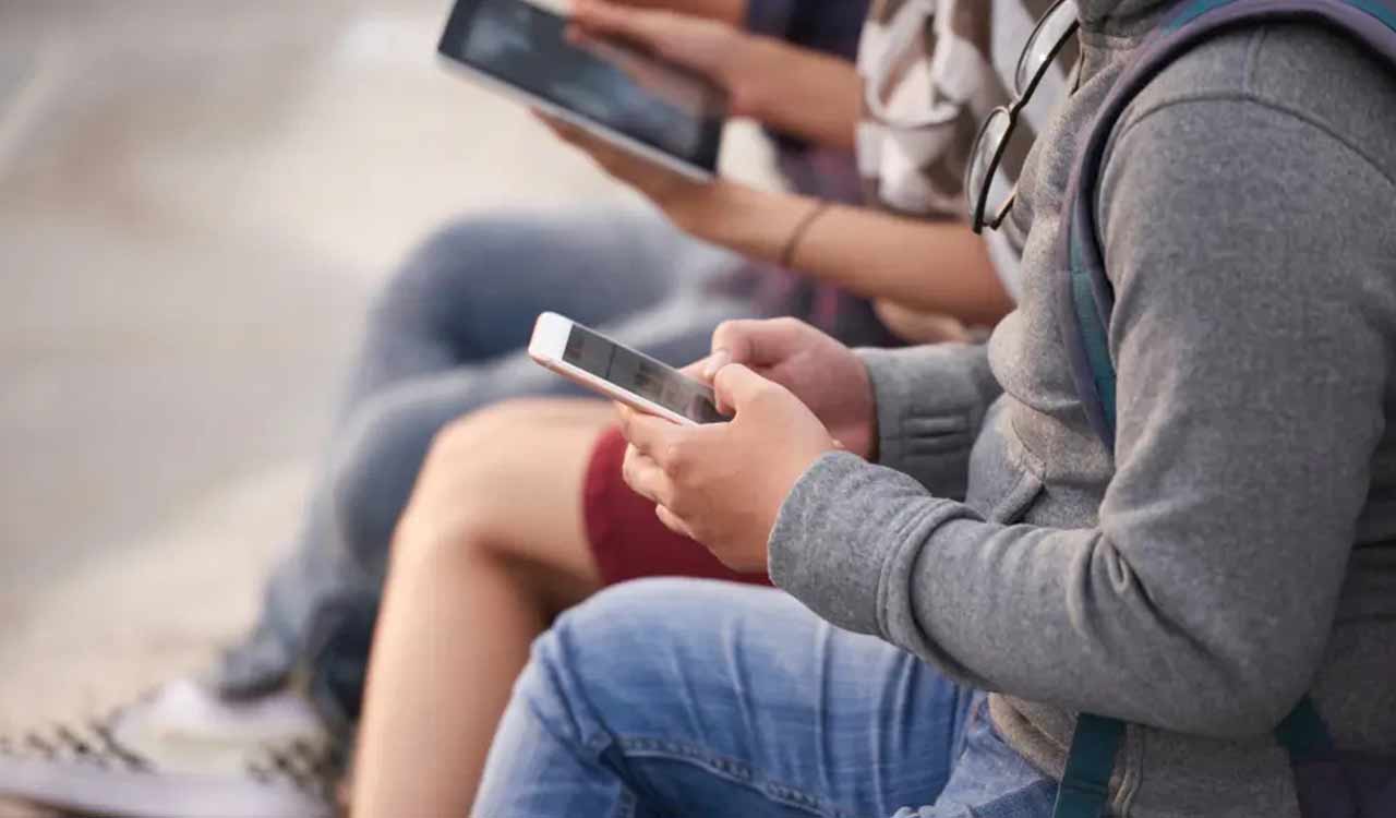 Just 1 hour of social media reels on smartphones can cause eye fatigue: Study