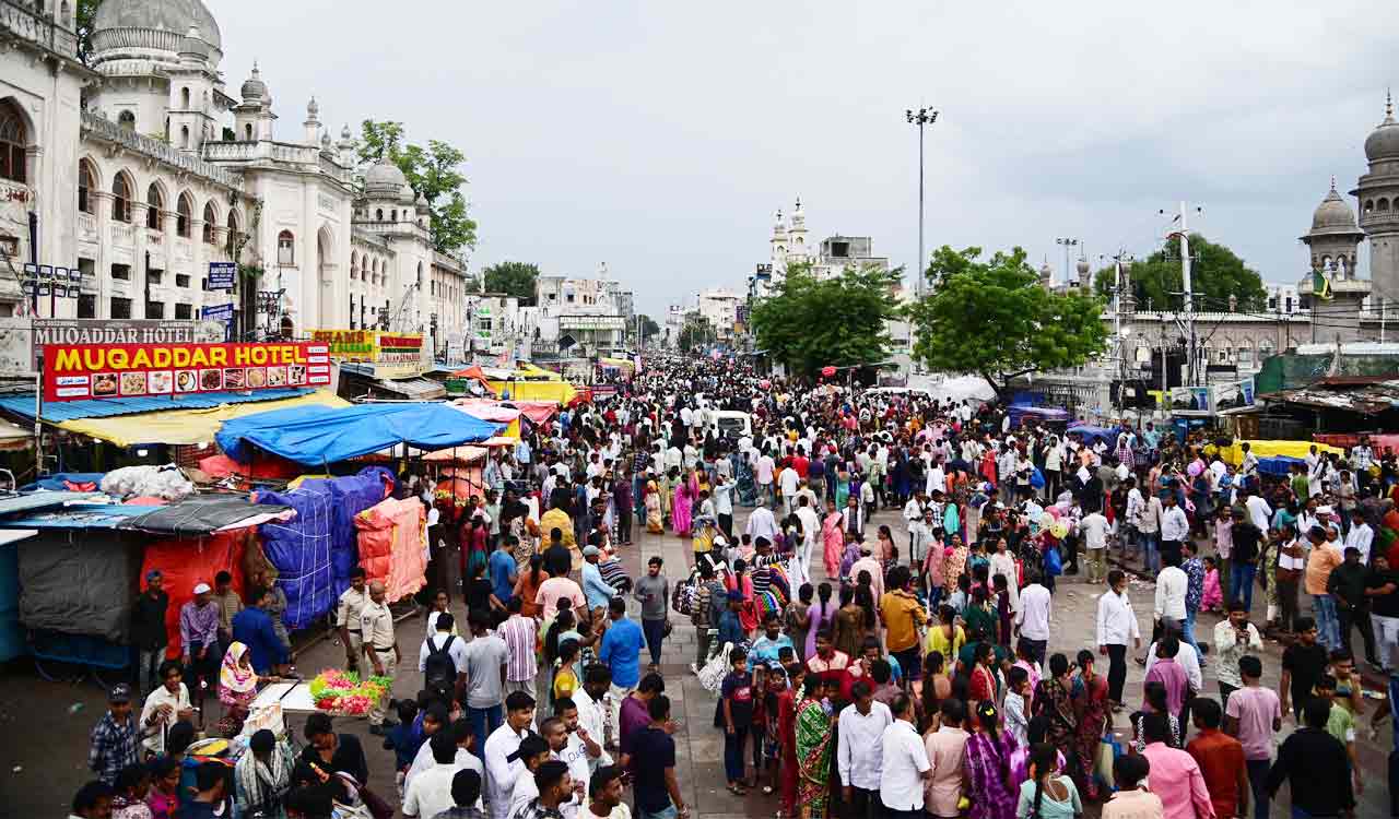Hyderabad: Old City roads clogged due to poor traffic management