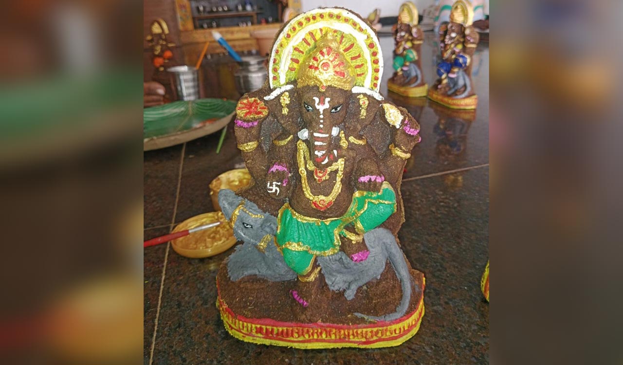 Family in Khammam makes Ganesh idols with cow dung