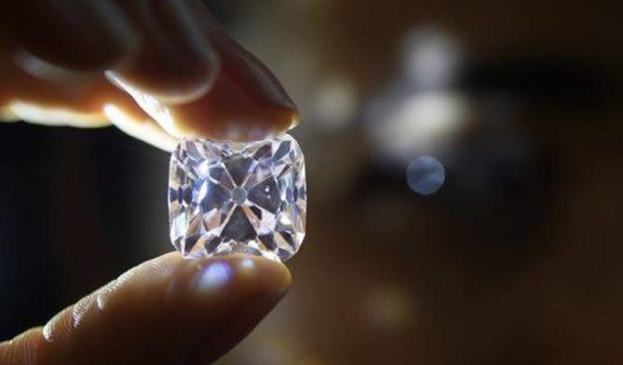 Woman unearths 2-carat diamond at Arkansas State park