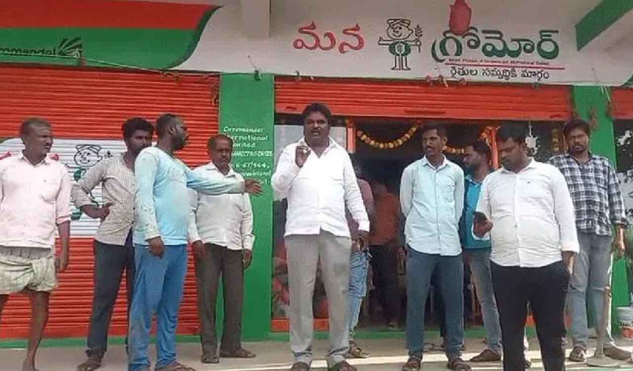 Farmers protest over denial of urea despite available stock in Telangana’s Karimnagar