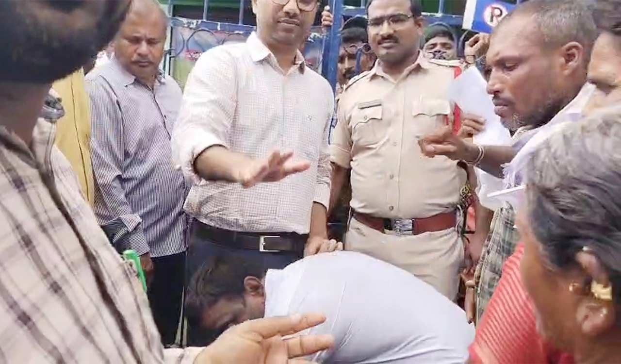 Urea shortage: Farmers argue with MLA Kanakaiah, fall at feet of Collector, stage protests