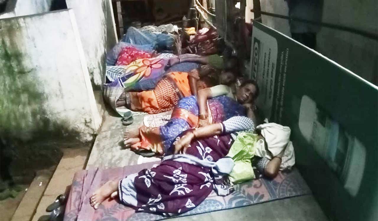 Urea shortage: Farmers argue with MLA Kanakaiah, fall at feet of Collector, stage protests