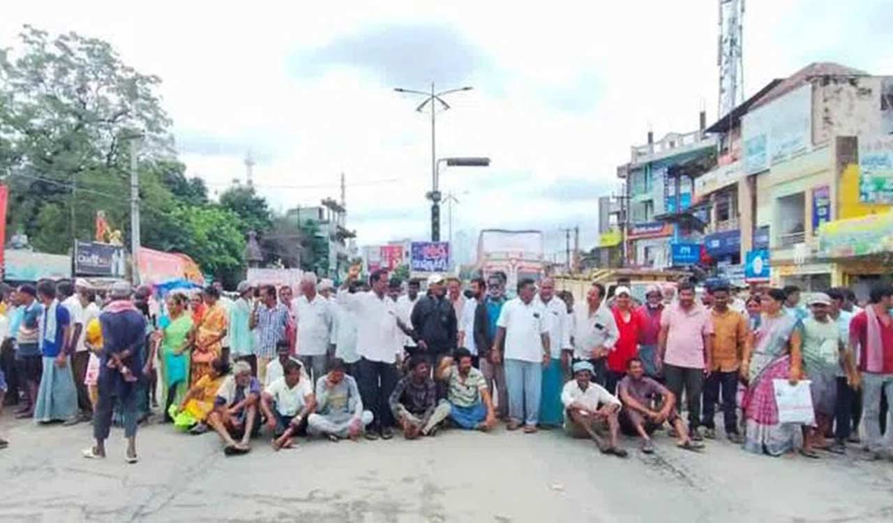 Urea shortage: Farmers argue with MLA Kanakaiah, fall at feet of Collector, stage protests