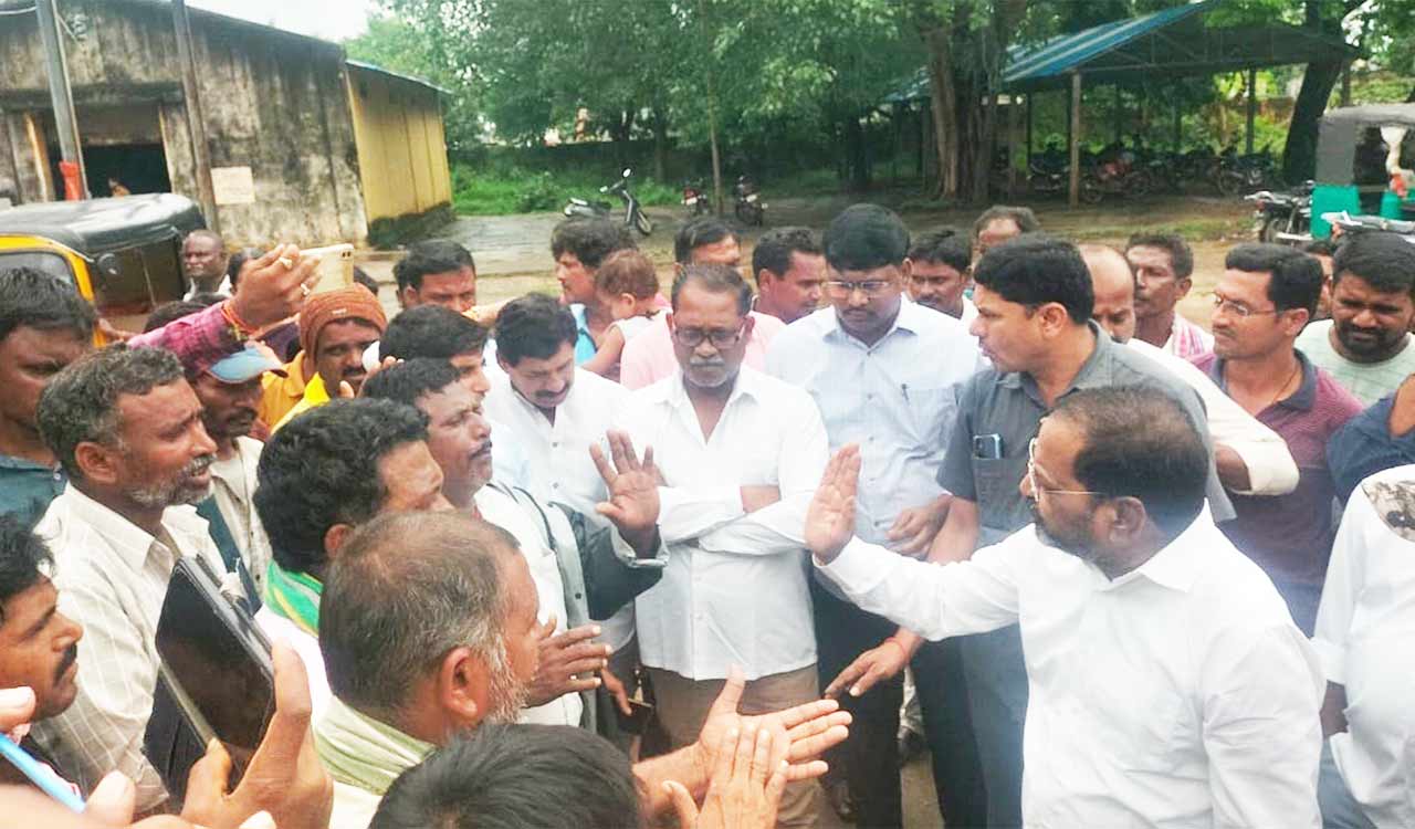 Urea shortage: Farmers argue with MLA Kanakaiah, fall at feet of Collector, stage protests
