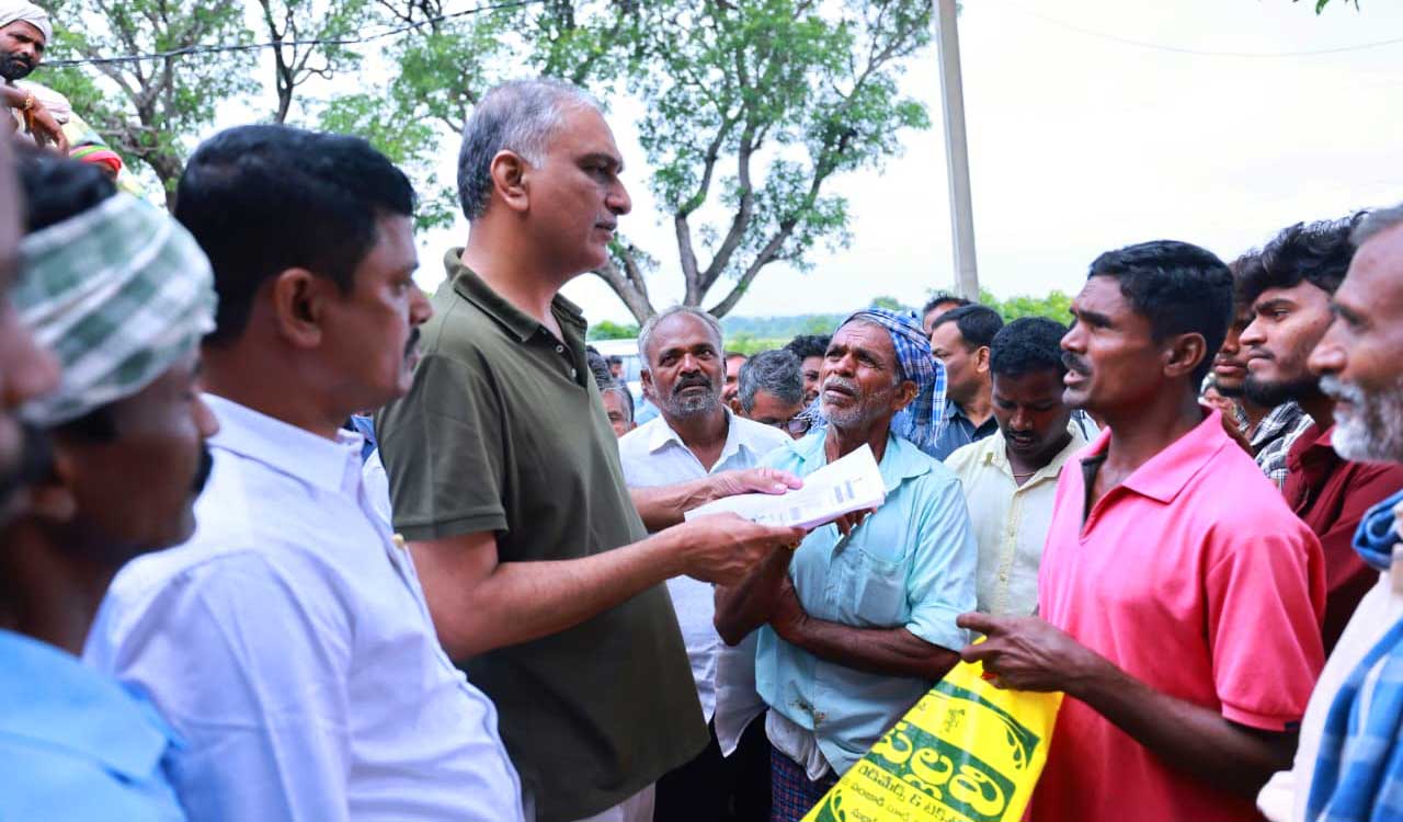 Farmers in Siddipet face four-day wait for urea, Harish Rao blames Centre and State