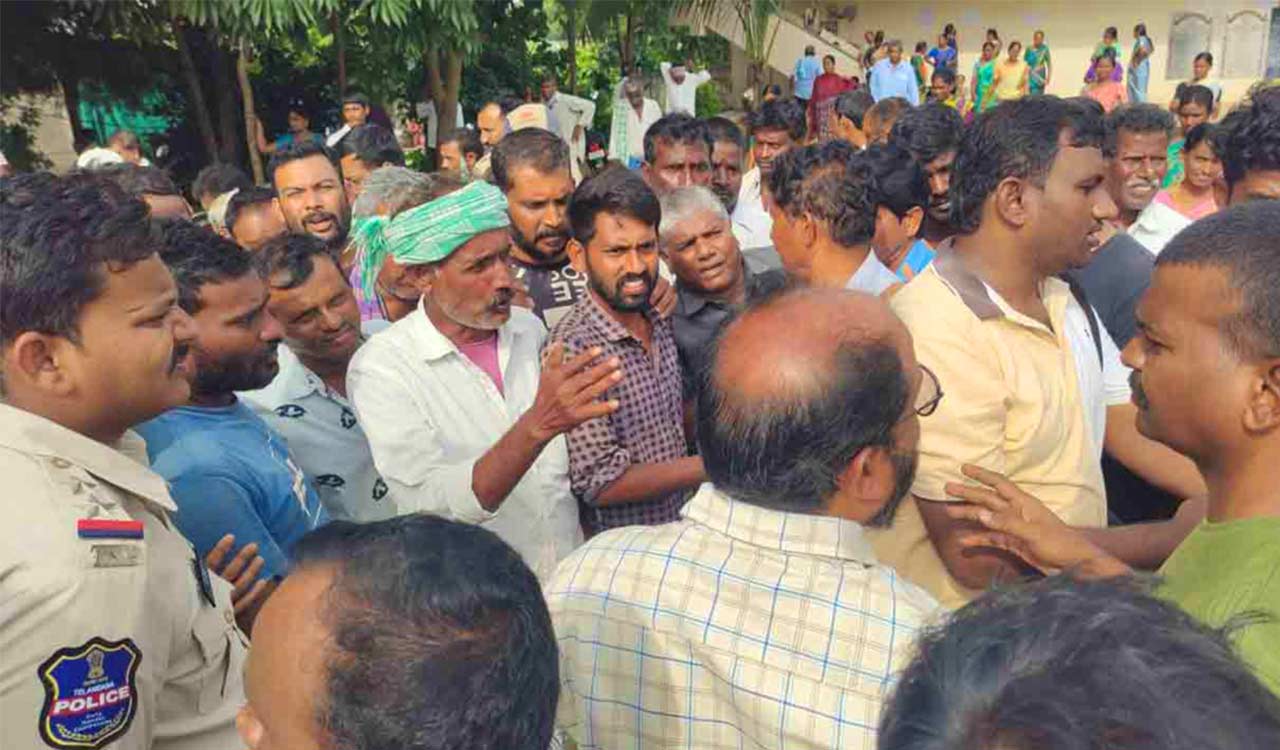 Farmers protest urea shortage in Karepally, stage rasta roko in Thummala Nageswara Rao’s home district