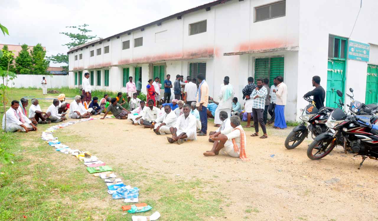 Farmers place slippers to hold spots in queue for urea in Karimnagar’s Saidapur