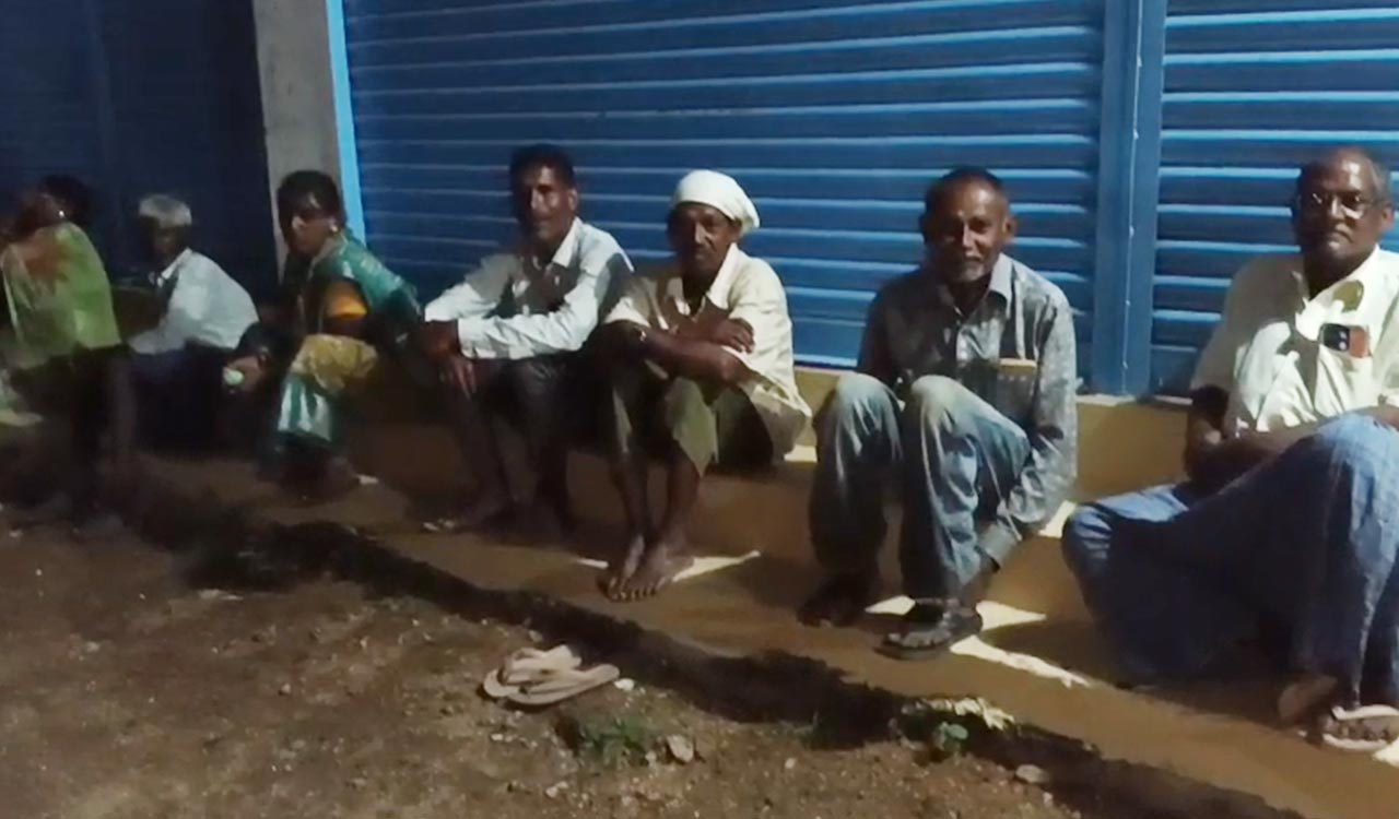 Watch: Farmers forced to wait till night for urea in Vemulawada MLA’s native village