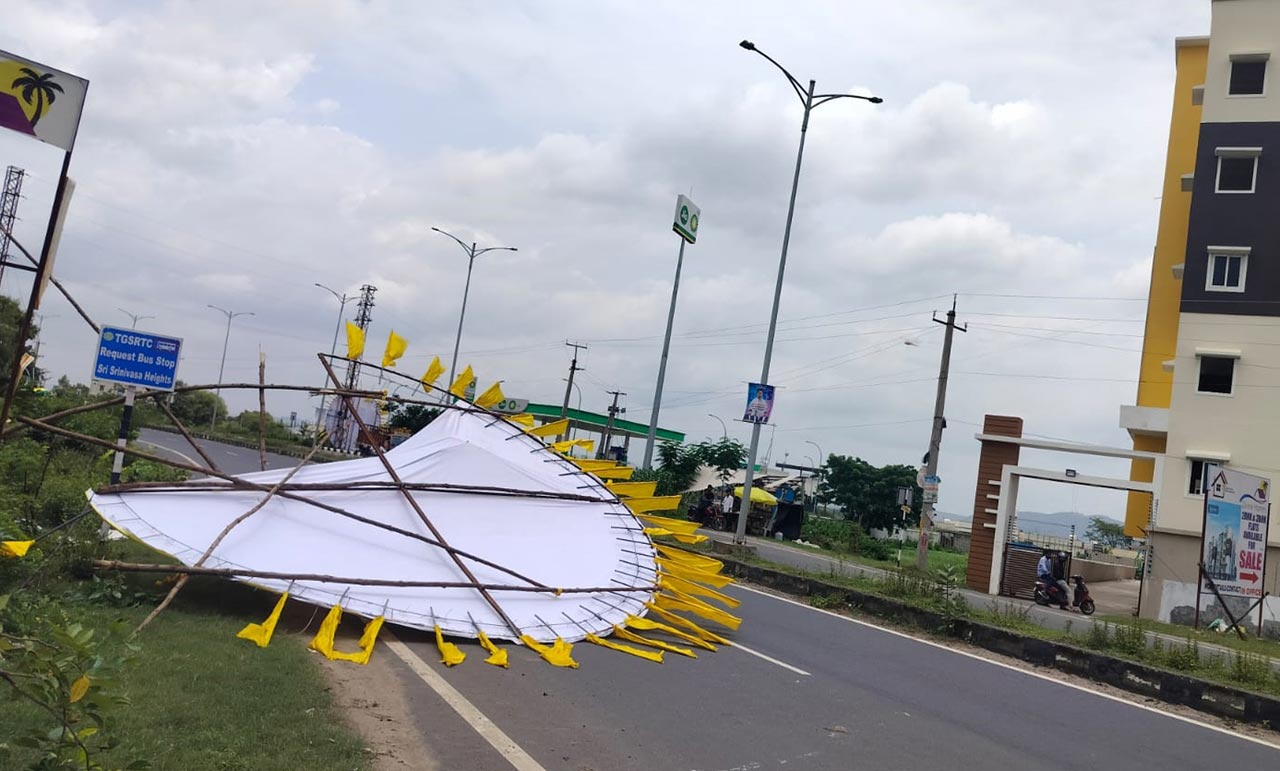 Flex banners near roads pose threat to lives in Kothagudem