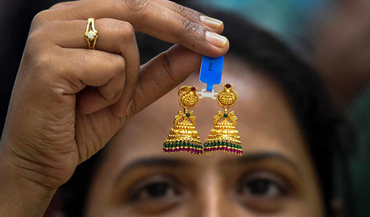 Gold slips Rs 200 to Rs 1,00,170/10 g, silver trades flat