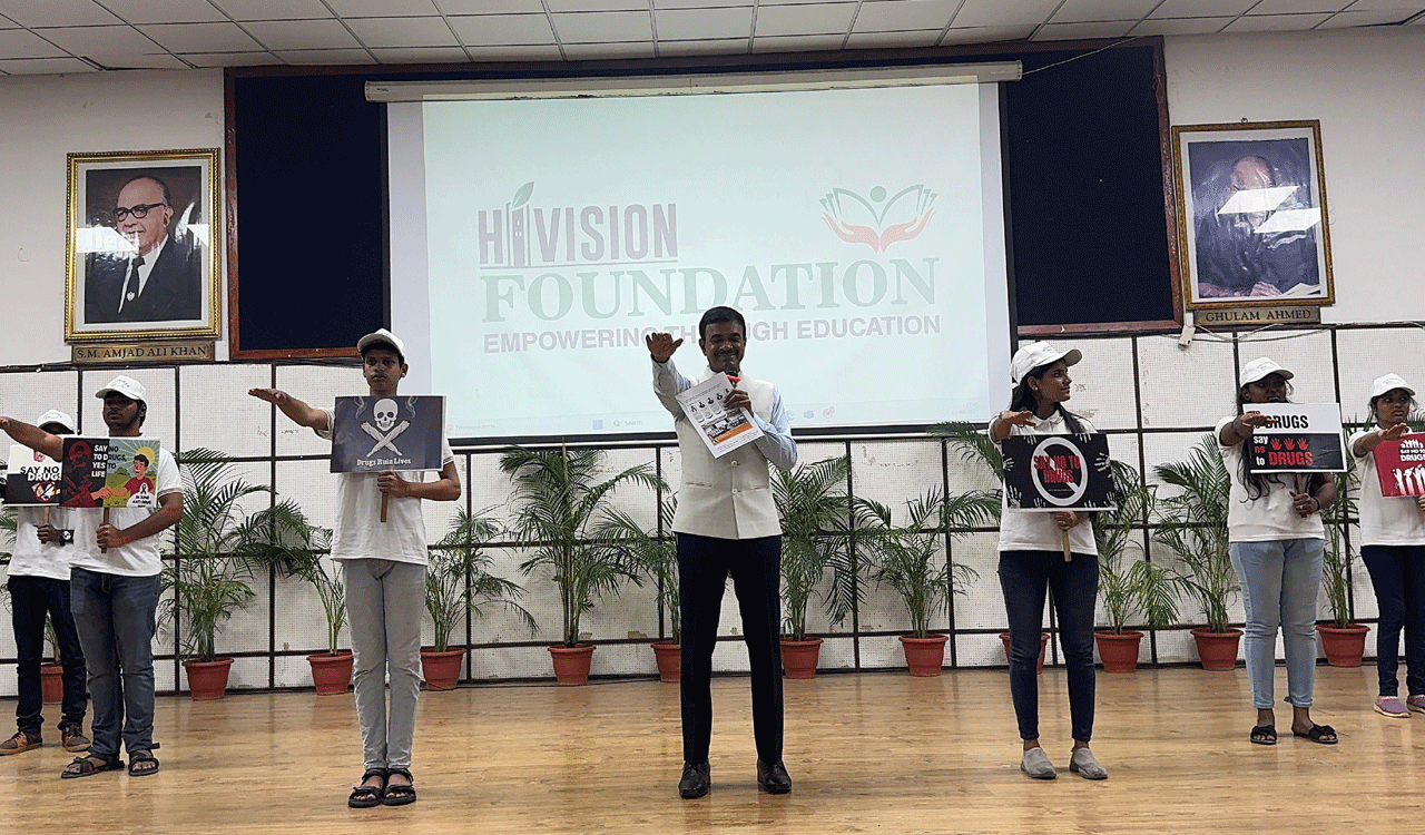 Hyderabad Police Commissioner leads drug-free pledge at Hivision Foundation event
