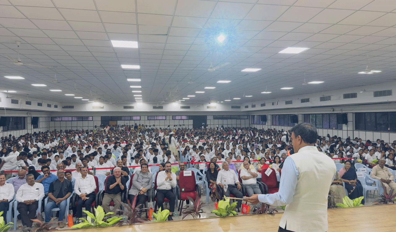Hyderabad Police Commissioner leads drug-free pledge at Hivision Foundation event