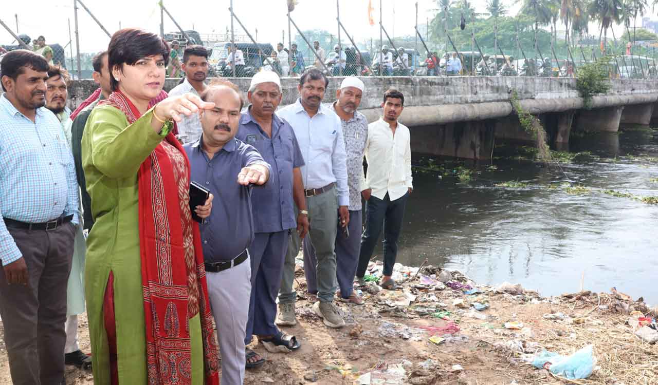 Hyderabad Collector visits Chaderghat to assess flood situation