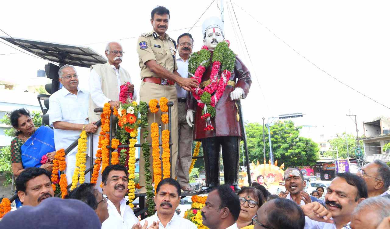 Hyderabad Police Commissioner CV Anand pays tribute to Raja Bahadur Venkatram Reddy