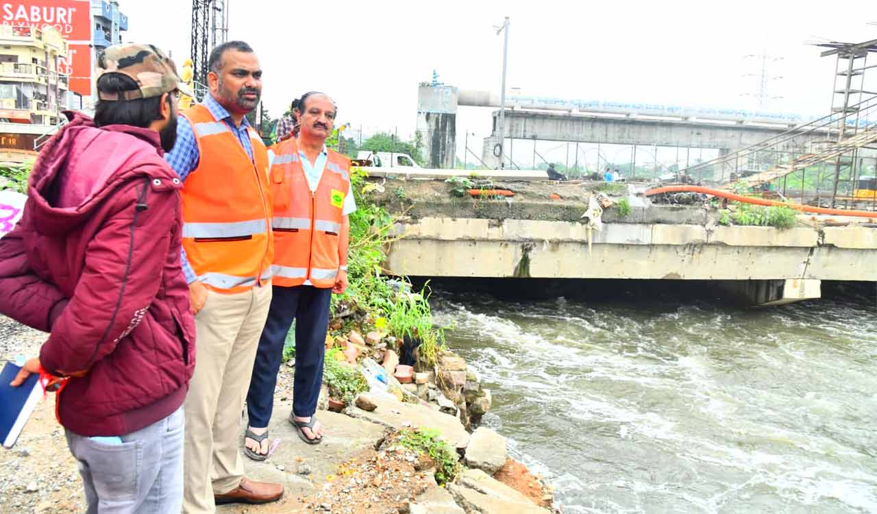 Hyderabad Rains: GHMC commissioner inspects Moosarambagh bridge, urges vigilance amid rising Musi River levels